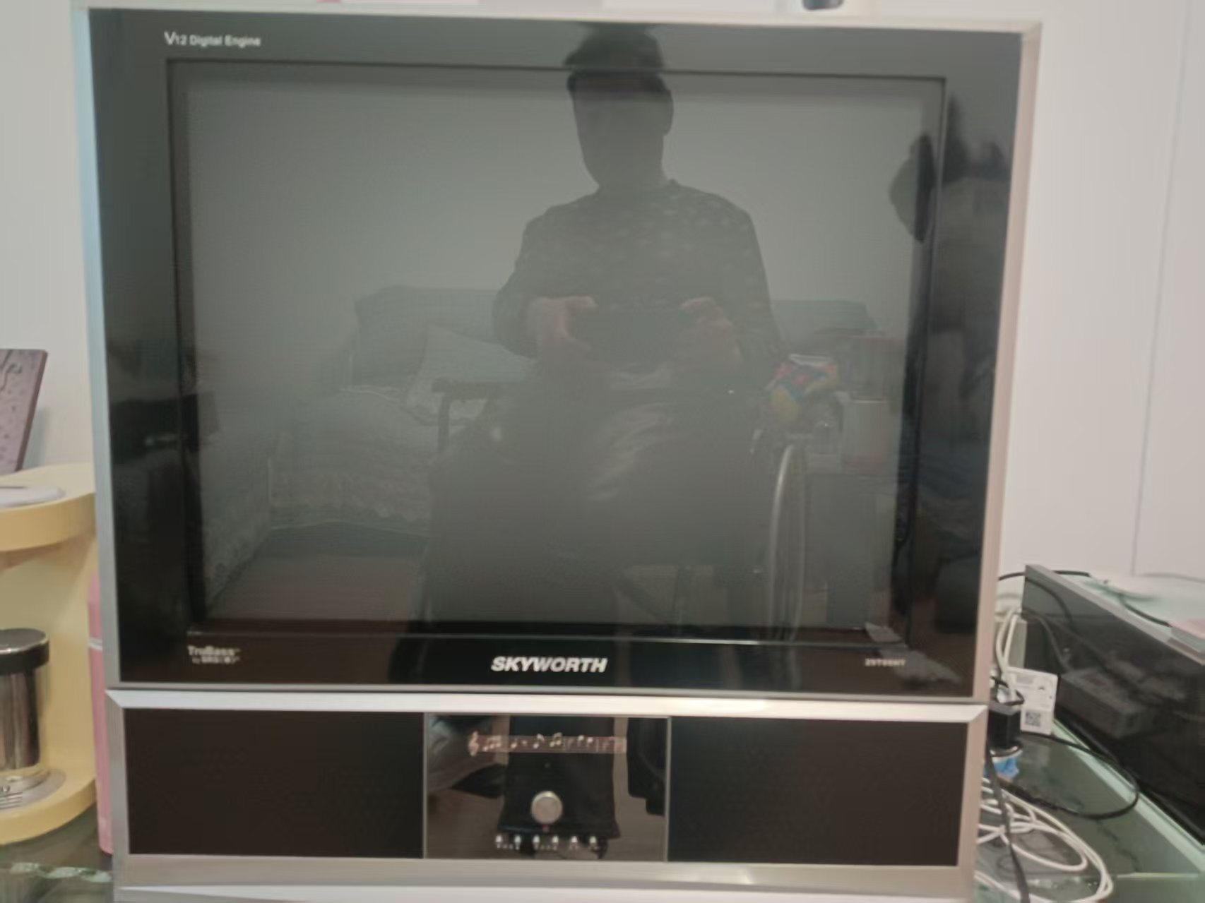 创维29寸大宝贝电视机，型号29T86HT，屏幕显示清晰，功能正常，成色新。