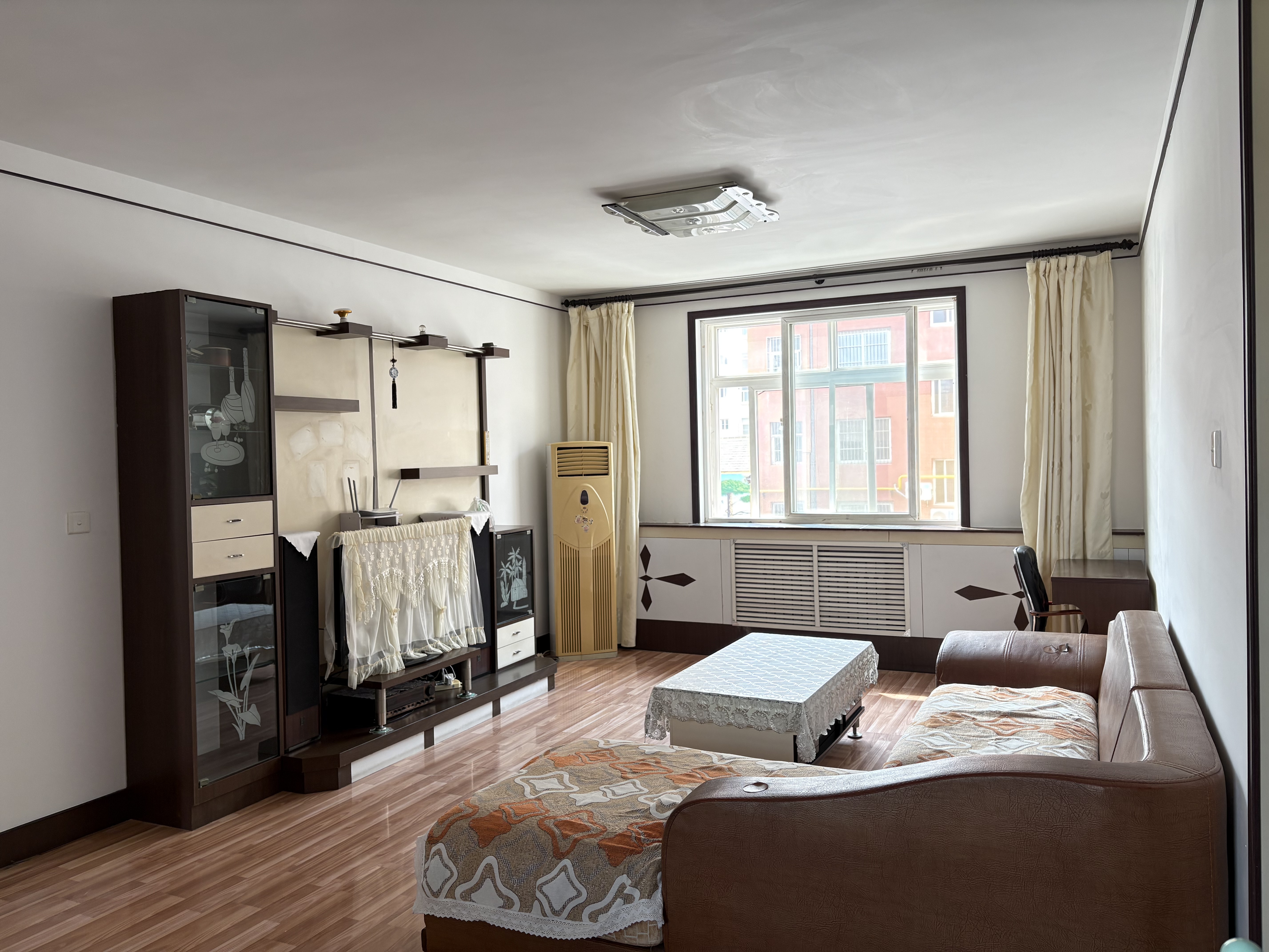 淄博一中附近柳杭花园小区三室二厅出租1300/月